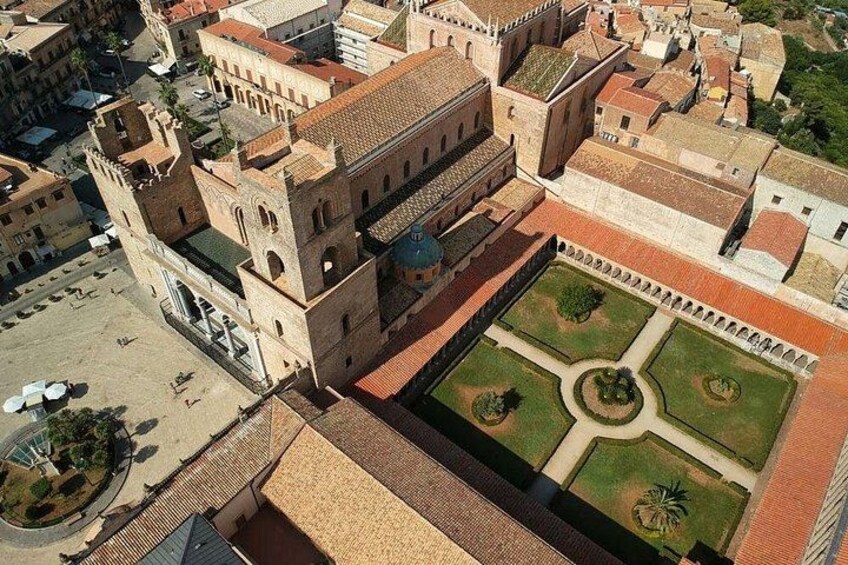 Una fortaleza histórica con un patio central, rodeada de edificios con tejados rojos. 2