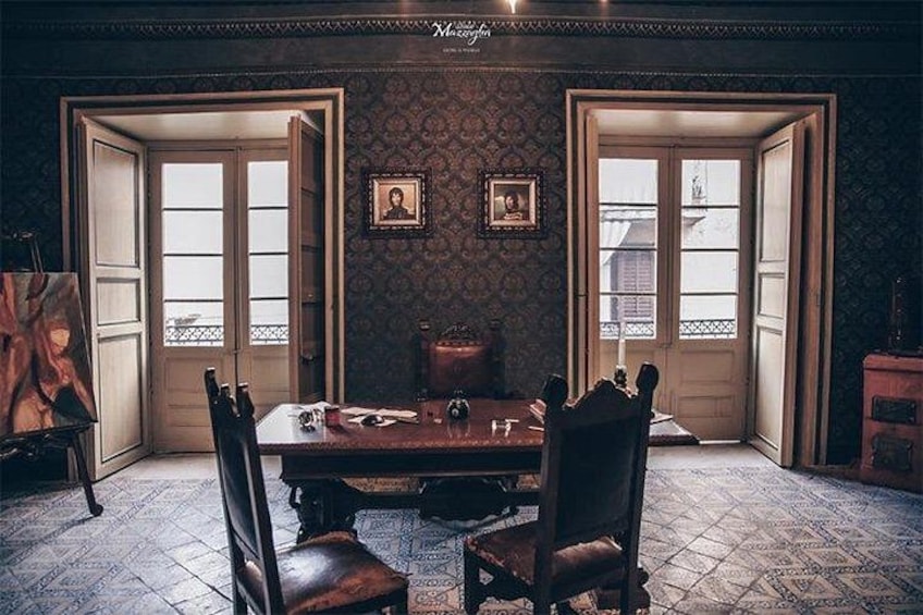 Comedor con mesa de madera, sillas y un papel tapiz estampado. 3