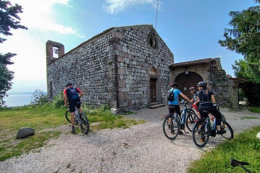 Valtenesi bike tour with lake view and wine tasting from Moniga 1