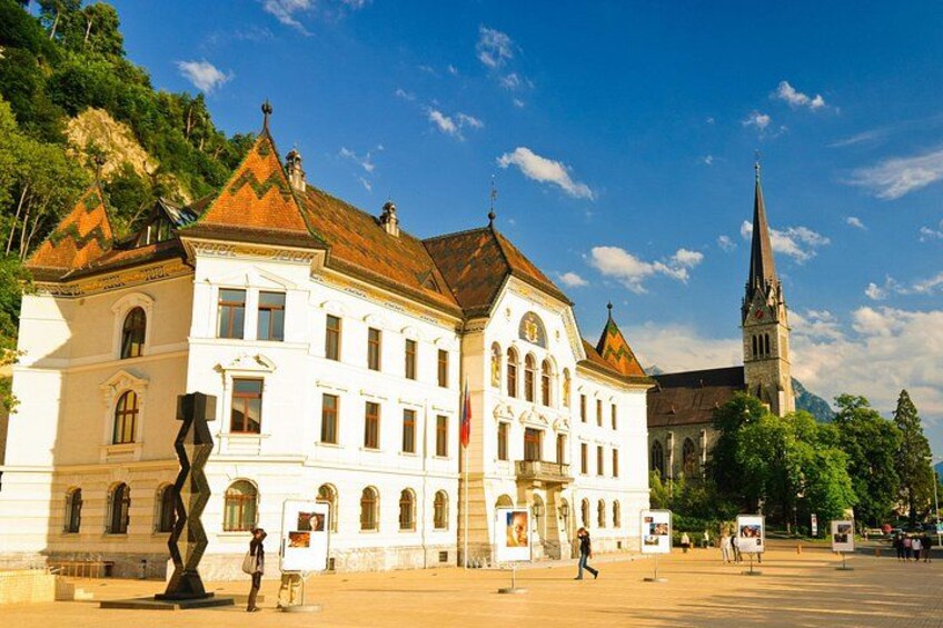Private transfer: Zurich to Vaduz, 2h of sightseeing in Balzers 2