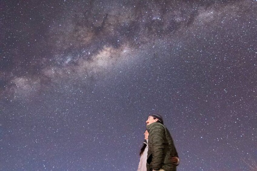 Une personne qui lève les yeux pour contempler un ciel étoilé. 5