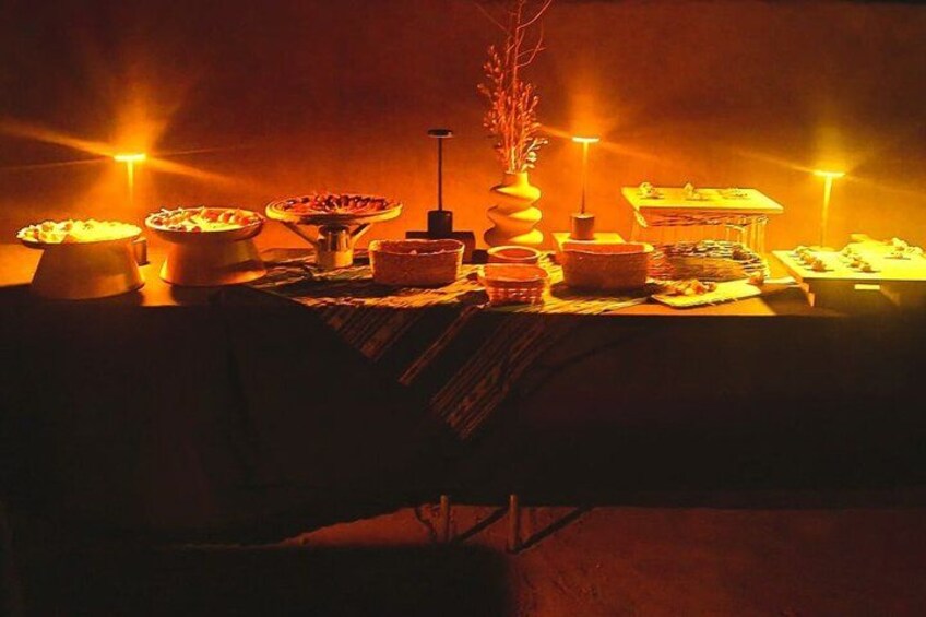 Une table avec différents plats et une bougie. 2