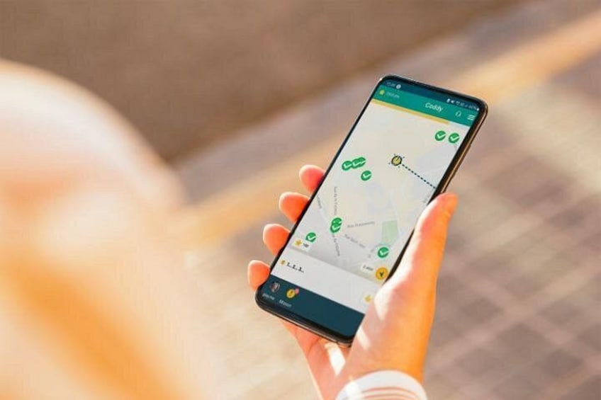 Eine Person hält ein Smartphone in der Hand, auf dem eine Karte mit Routenvorschlägen zu sehen ist. 4