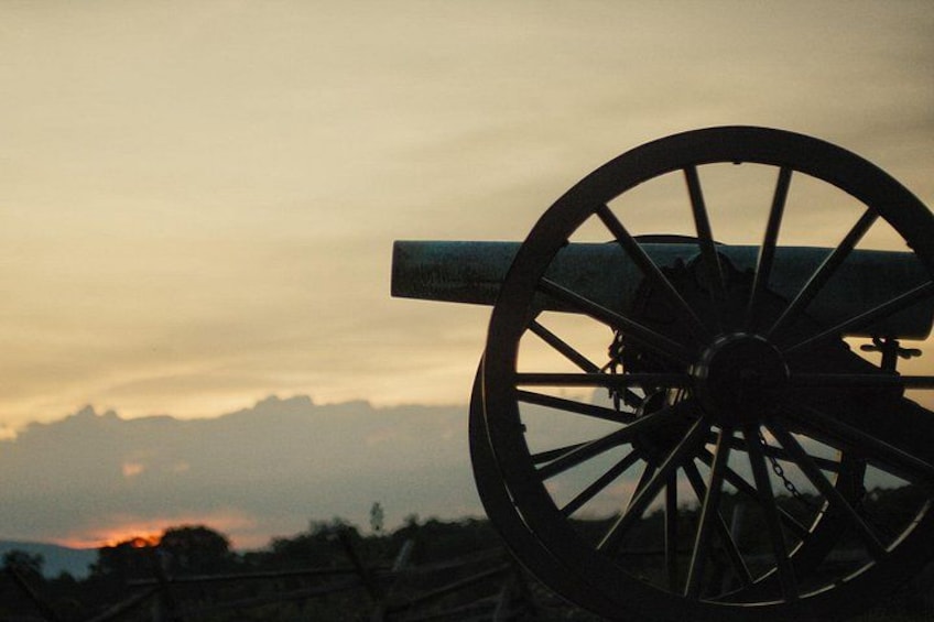 Une roue de canon se détachant sur le ciel au coucher du soleil. 1