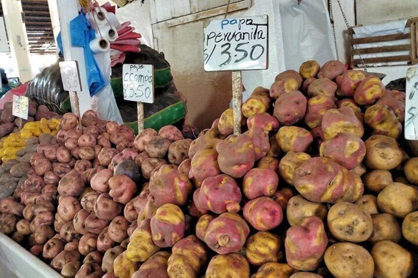 En marknadsstånd fylld med potatis, varav några var märkta med texten ”Papa Peruanita” och andra med ”Ccompu”. 4