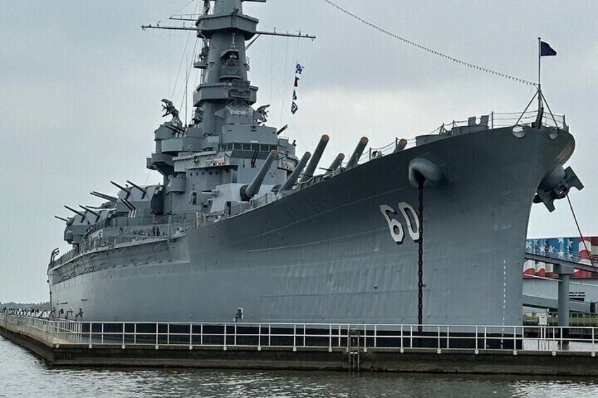 Un gran buque de guerra atracado en un muelle. 2