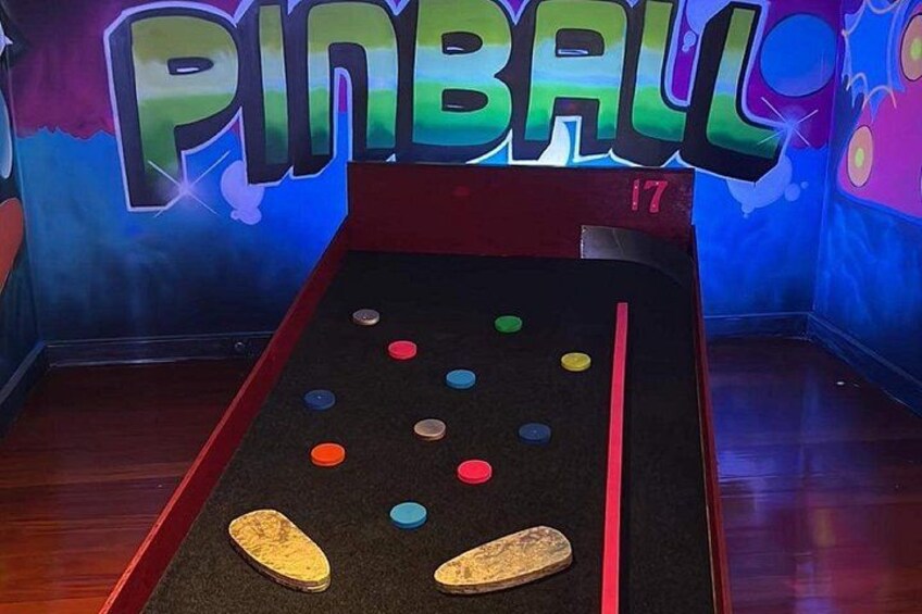 Un flipper avec des cibles colorées et une piste rouge. 4