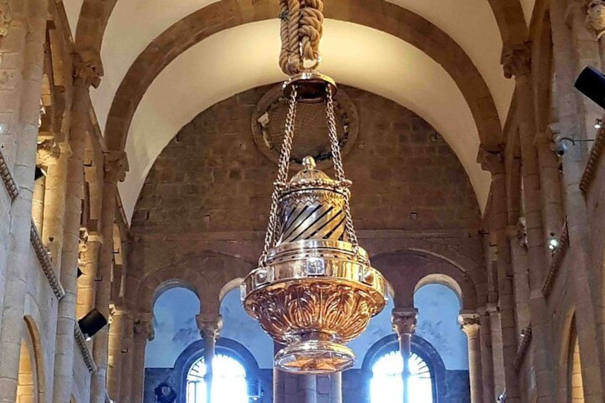 Un grand et somptueux lustre suspendu à un plafond voûté dans un bâtiment historique. 2