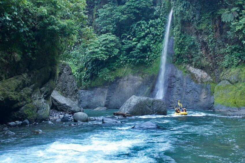 Whitewater Rafting on the Sarapiquí River, Costa Rica – Class III 2