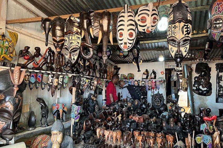 Une variété de masques et de sculptures traditionnels exposés dans une boutique. 3