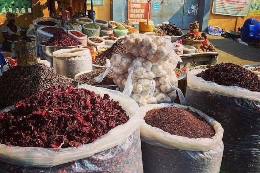 Des sacs contenant diverses épices et céréales sur un marché. 4