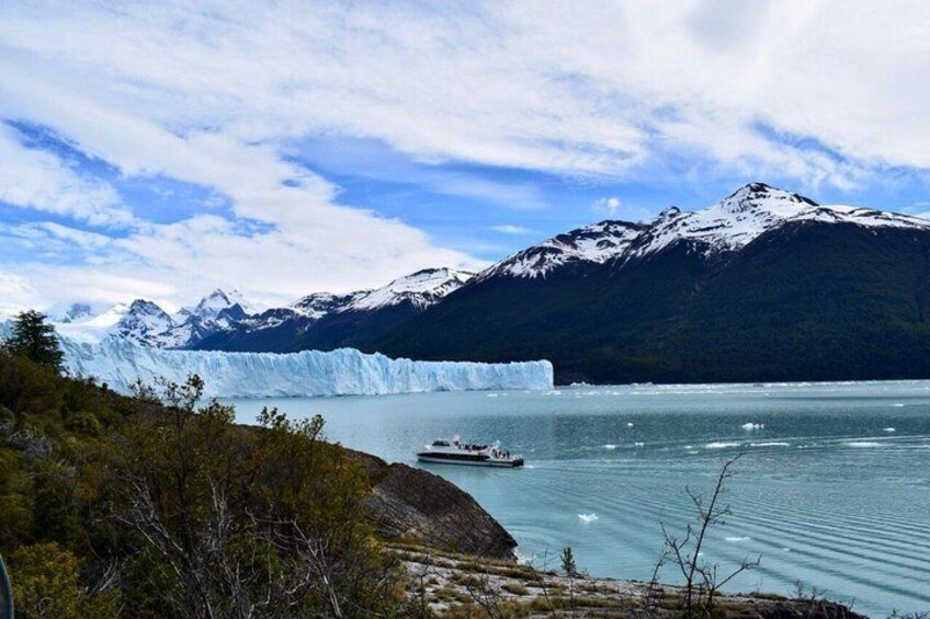 Perito Moreno Glacier with guide + navigation in front of the glacier