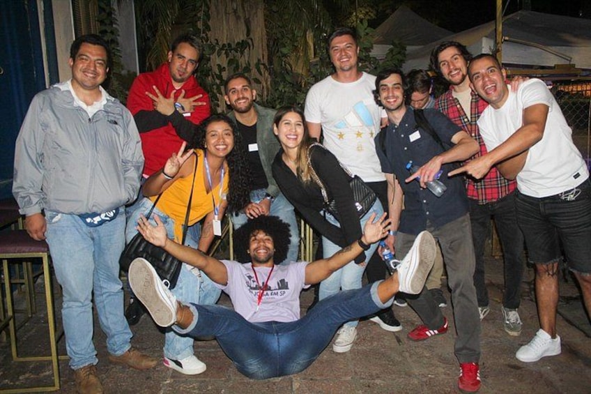Un grupo de personas posando para una foto al aire libre de noche. 4