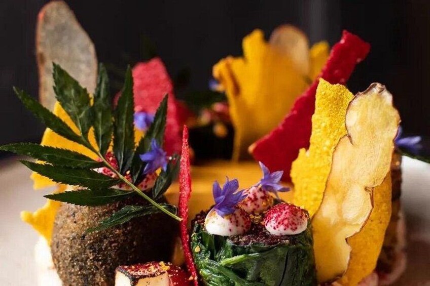 Una presentación colorida de comida con diversas texturas y guarniciones. 3