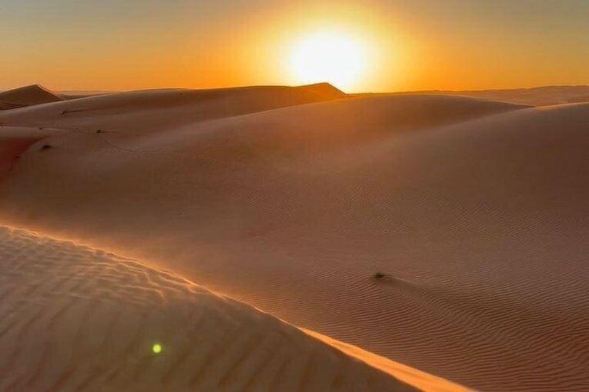 Sanddünen bei Sonnenuntergang, die Sonne geht im Hintergrund unter. 4