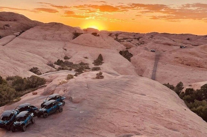 Paesaggio desertico con formazioni rocciose imponenti e un tramonto. 2