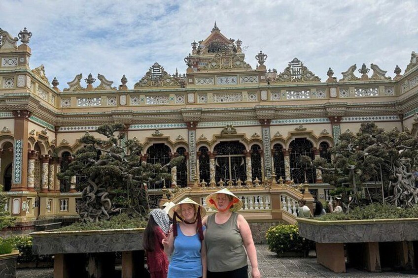 Un palacio majestuoso con arquitectura ornamentada, una gran fuente y jardines cuidados. 4