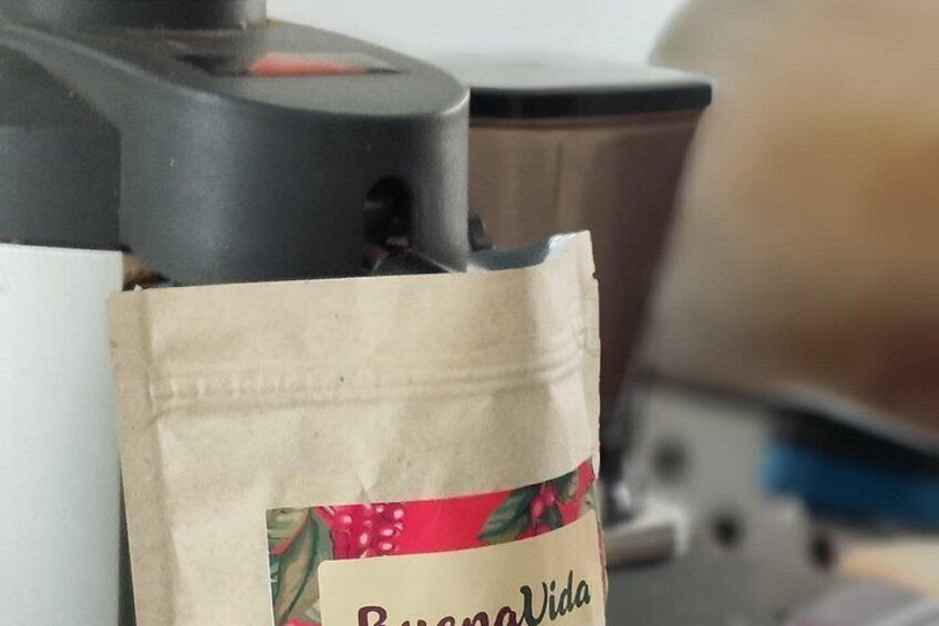 Un sac en papier sur lequel on peut apercevoir partiellement le texte « Ronalida ». 4