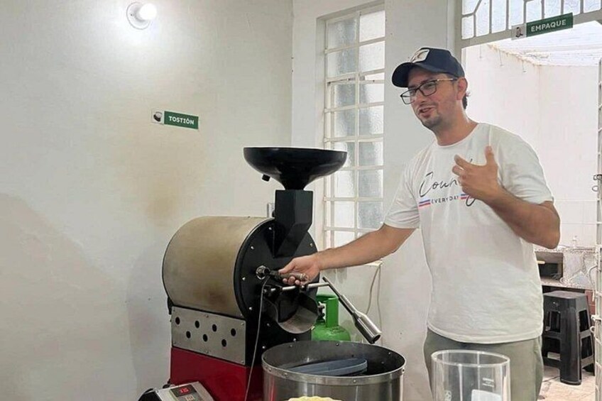 Une personne qui utilise un appareil à torréfier le café dans une cuisine. 3
