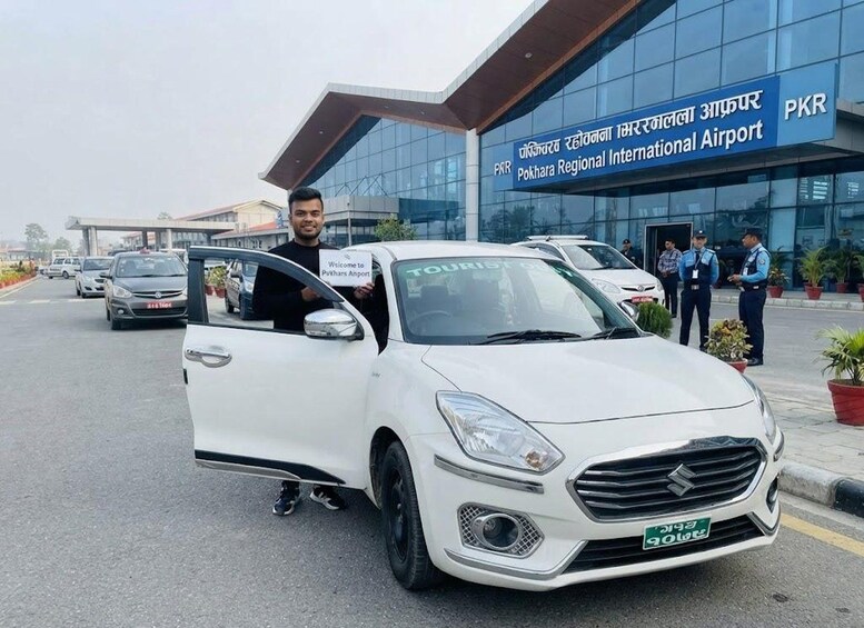 Une voiture blanche, sur laquelle était apposée une pancarte indiquant « Bienvenue à Puthars Anpar », était garée devant l’aéroport régional international de Puthars. 3