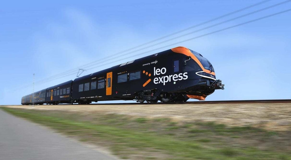 Un train à grande vitesse arborant le logo « leo express » circule sur les voies ferrées. 5