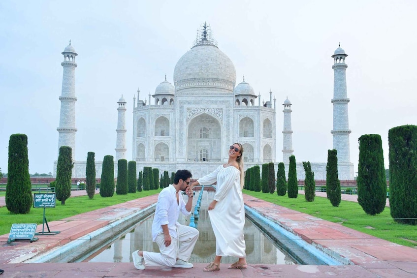 Un hombre le propone matrimonio a una mujer frente al Taj Mahal. 1