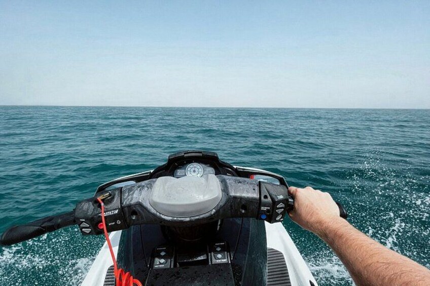 Una persona montando un jet ski sobre el agua. 2