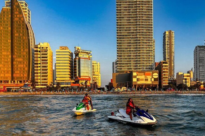 Dos motos acuáticas sobre un cuerpo de agua, con un horizonte urbano al fondo. 5