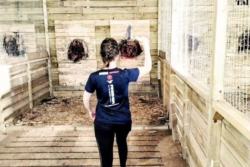 Une personne portant un t-shirt sombre orné d’un logo, tenant un trophée dans un présentoir en bois. 4