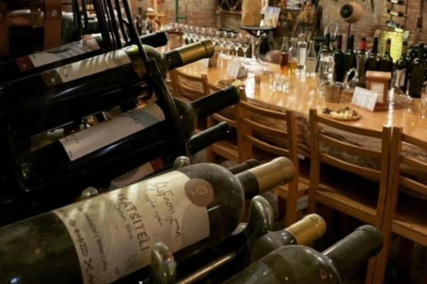 Una bodega con botellas y copas. 4