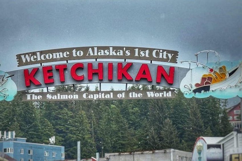 Une pancarte accueillant les visiteurs à Ketchikan, en Alaska, avec une représentation d’un bateau de pêche au saumon. 2