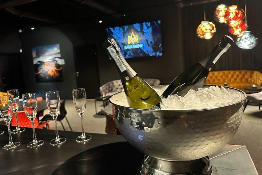 Premium Experience offers a drink of choice upon arrival in the Premium Lounge 4