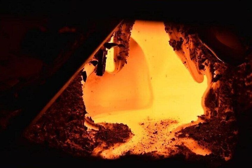 A glimpse into the smoldering lava inside the "mouth of the dragon" 3
