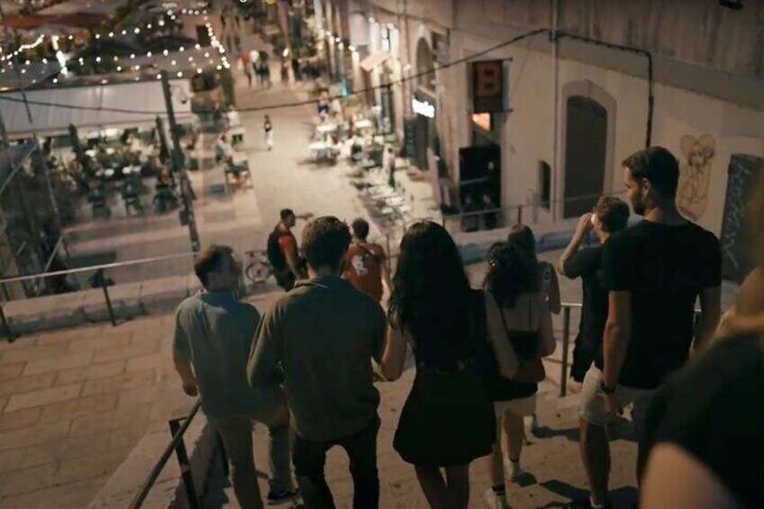 Un marché en plein air très fréquenté, où l’on voit des gens qui se promènent et qui sont debout. 2