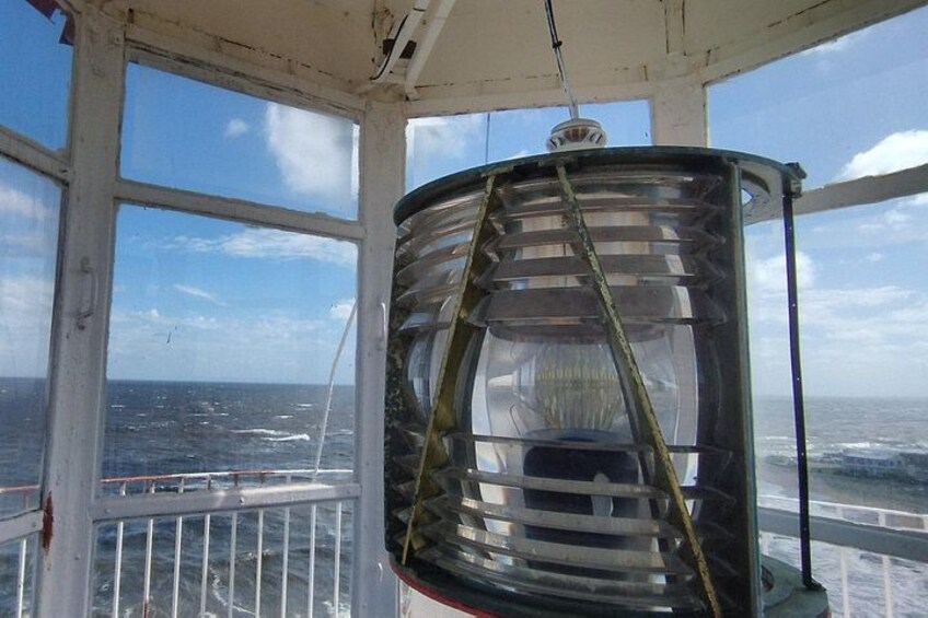Un faro con vista despejada al océano a través de sus ventanas. 2