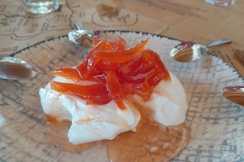 En tallrik med vit fisk, täckt med röd sås. 3