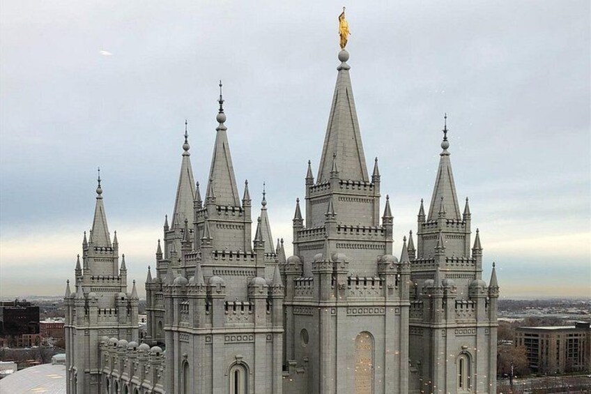 Un edificio grande y ornamentado con múltiples torres y una estatua dorada en la cima. 2