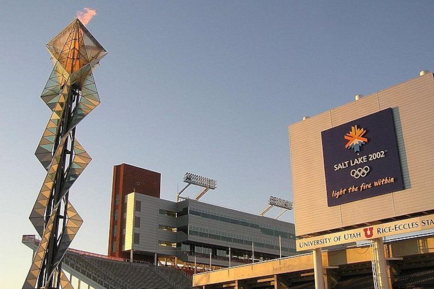 Un stade à l’architecture particulière, en forme de spirale, portant une inscription faisant référence aux Jeux olympiques de Salt Lake 2002 et le logo de l’université de l’Utah. 3