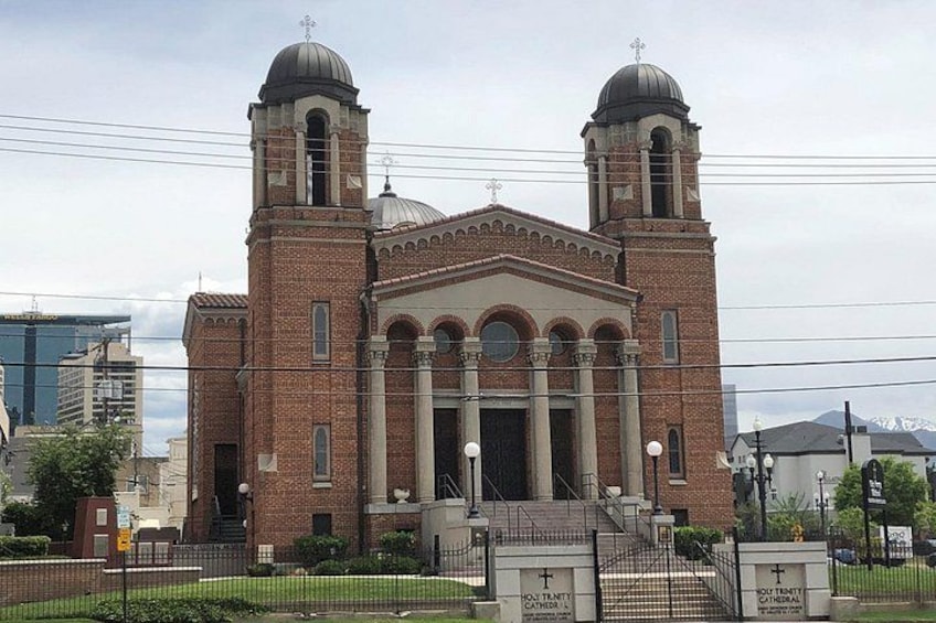 Une grande église en briques, dotée de deux tours et d’une entrée centrale. 2