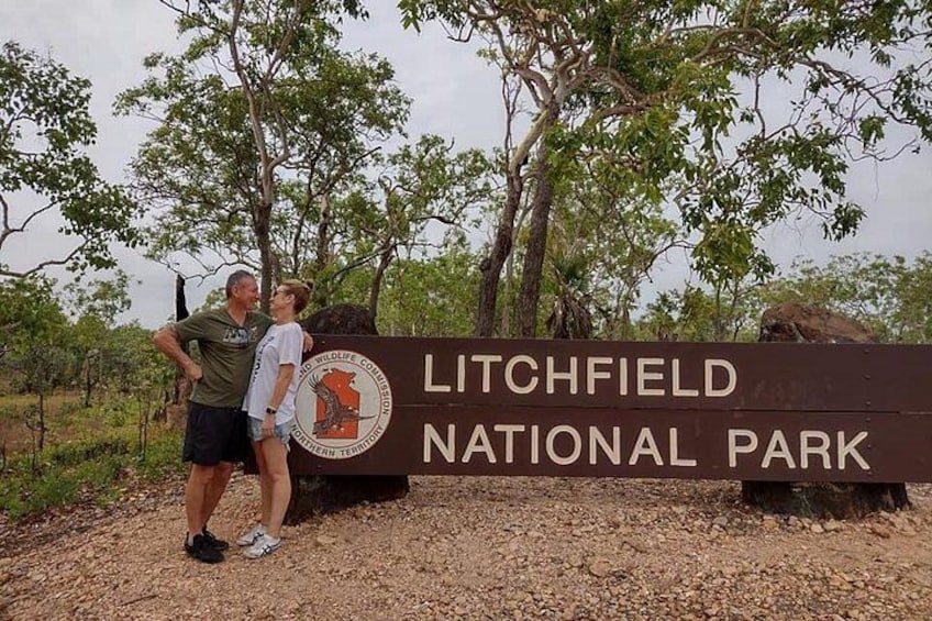 En skylt för Litchfields nationalpark med en logotyp som föreställer en känguru och ett träd. 2