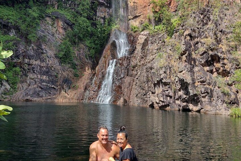 Una cascata, scogliere rocciose e un lago calmo. 2