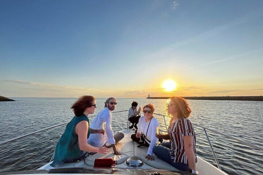 Un grupo de personas en un barco al atardecer. 4