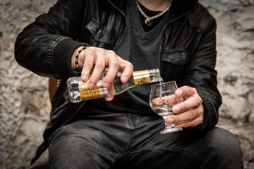 Une personne qui verse une boisson d’une bouteille dans un verre. 2