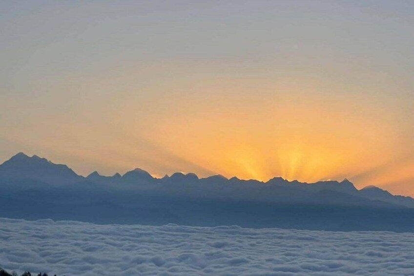 Une chaîne de montagnes au lever ou au coucher du soleil. 4
