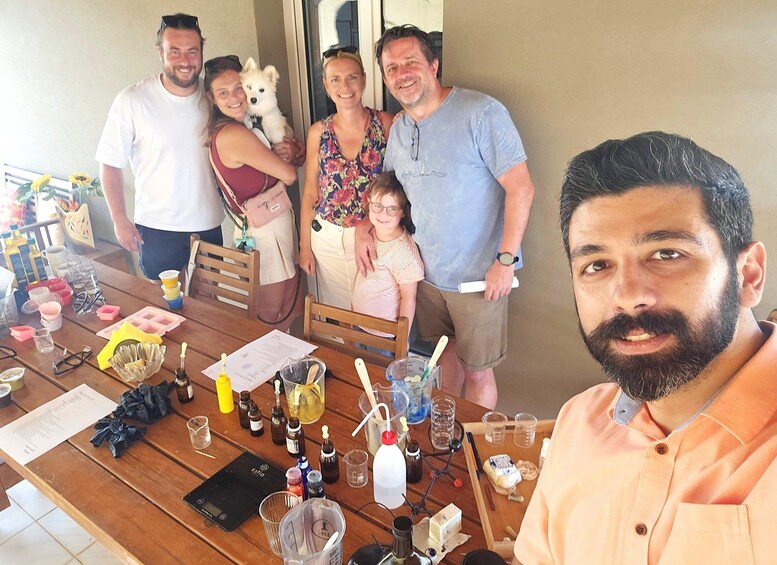 Un groupe de personnes est réuni autour d’une table, et on y voit divers objets, comme des bouteilles, des papiers et un chien. 5