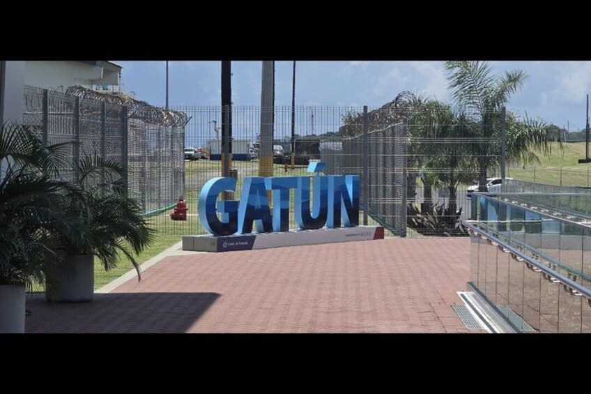 En port med en stor blå skilt, hvor der står 'GATUN'. 2