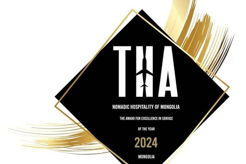 En sort anerkendelsesplade med gyldne detaljer og teksten 'THA NOMADIC HOSPITALITY OF MONGOLIA THE AWARD FOR EXCELLENCE IN SERVICE OF THE YEAR 2024 MONGOLIA'. 5