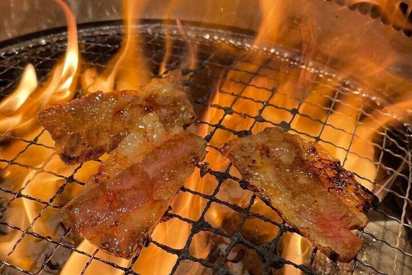Carne a la parrilla sobre fuego abierto. 1