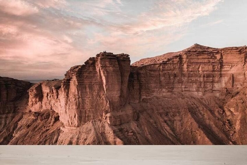 Un canyon aux formations rocheuses stratifiées, sous un ciel dégagé. 3