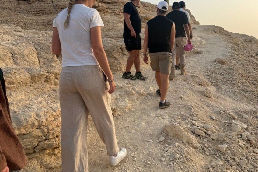 Eine Gruppe von Menschen geht auf einem steinigen Pfad. 4